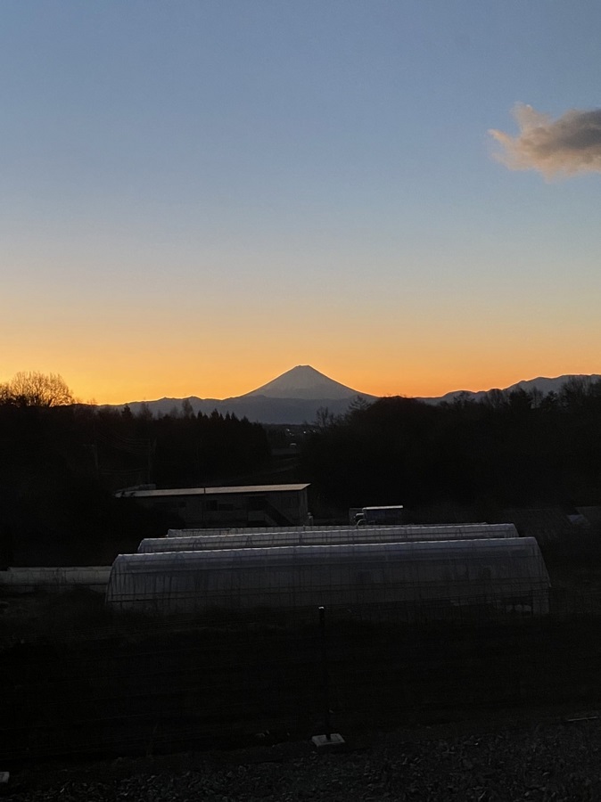 富士山を眺めながら食事する家