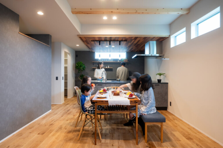 多子世帯　ワクワクの土間とリビングがつながるおうち