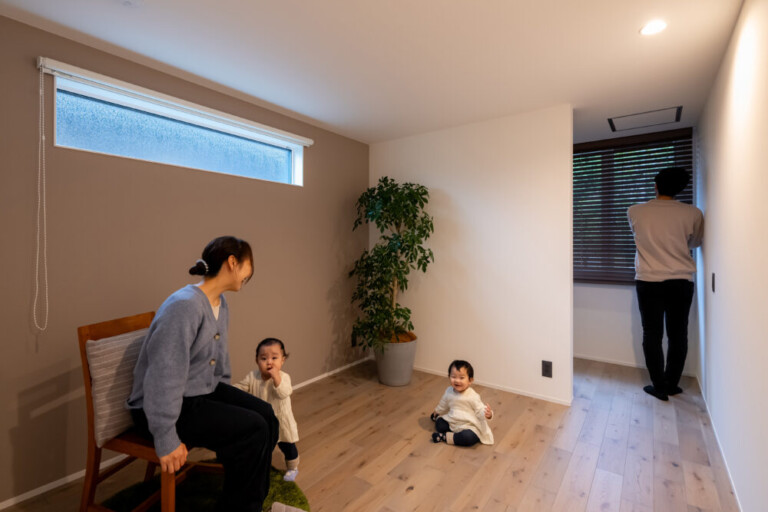 安曇野の景色を楽しむ小上りタタミのある一階完結型、30代子育て世代のお家