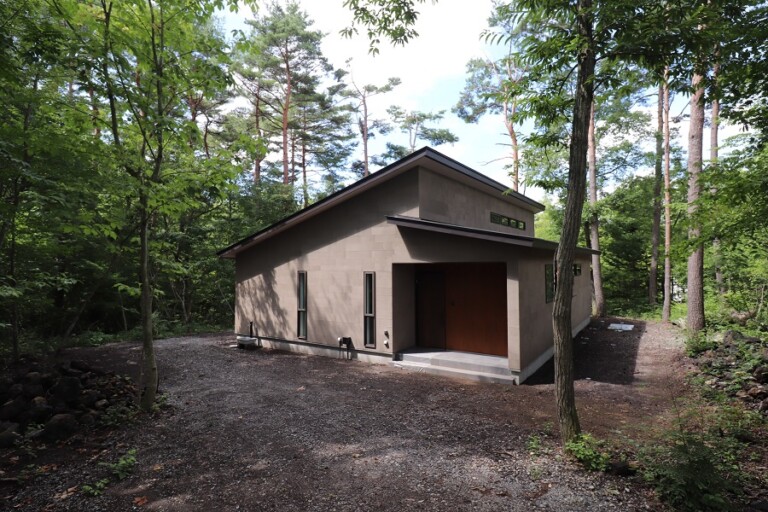 森と空に包まれる家