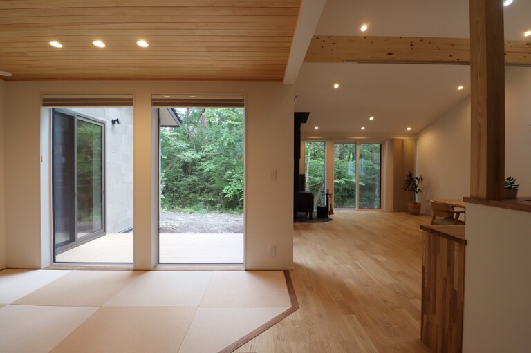 森と空に包まれる家