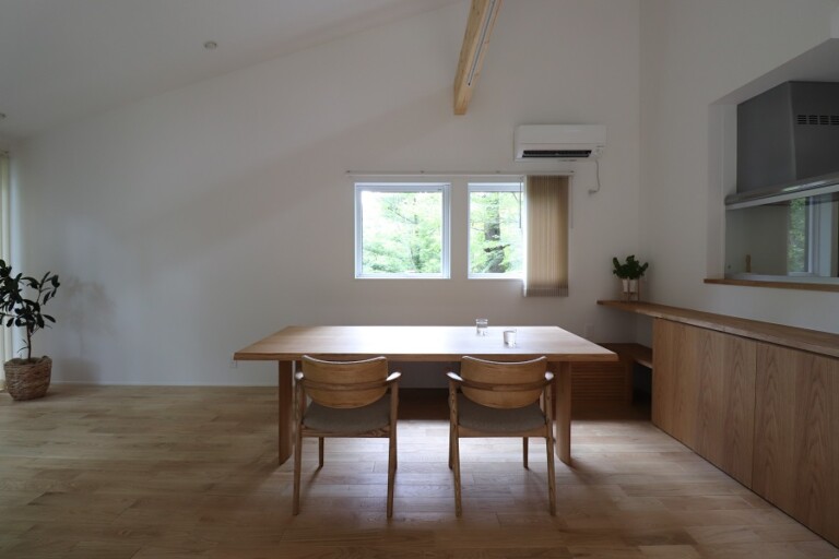 森と空に包まれる家