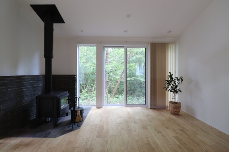 森と空に包まれる家