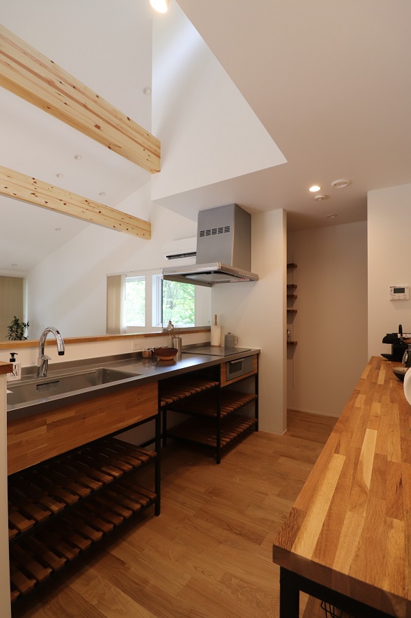 森と空に包まれる家