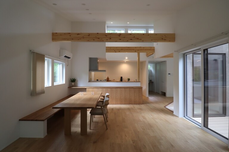 森と空に包まれる家