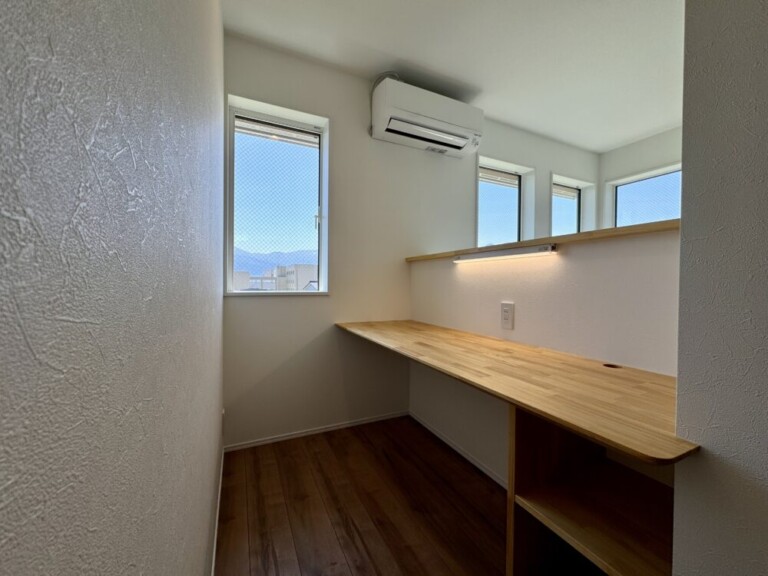 広めのポーチから繋がる子育て安心設計