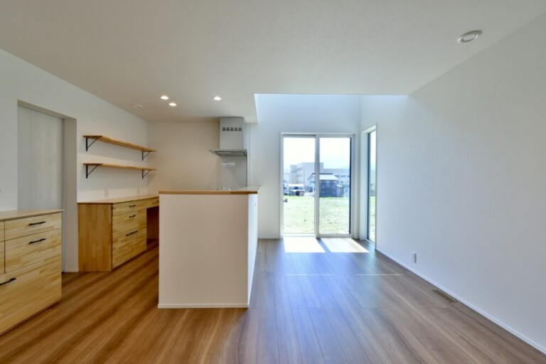 広めのポーチから繋がる子育て安心設計