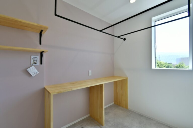 広めのポーチから繋がる子育て安心設計