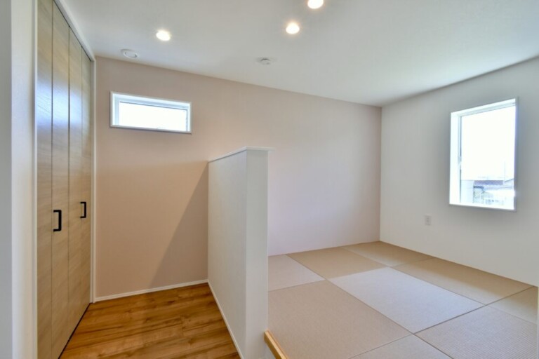 広めのポーチから繋がる子育て安心設計