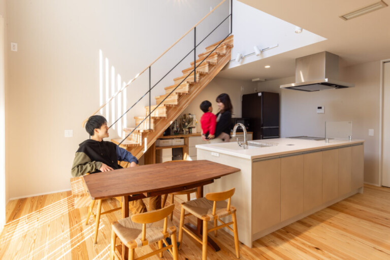 松本市で30代子育て世代が建てるセミオーダー住宅|吹抜けが繋ぐ家族の時間と、暮らしを整える家事動線