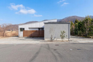 ガルバリウム×塗り壁。デザインと性能を妥協したくない30代子育て世代が建築士と造った究極の平屋