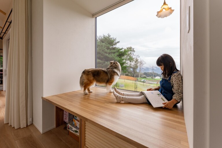 小高い丘に建つ家