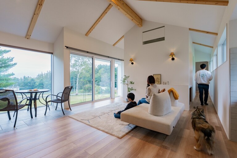 小高い丘に建つ家